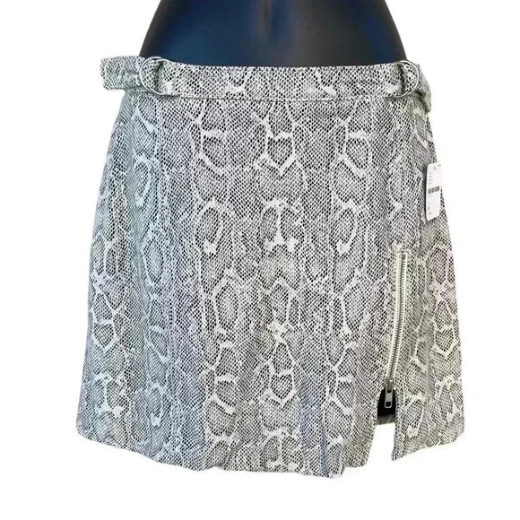 Free People women’s Snakeskin animal Print Mini Skirt NWT size 6 front side zip - Picture 3 of 9